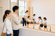 © saaaaak - 体操教室,体操,子供体操,幼児教育,運動教室,キッズスポーツ,習い事,運動能力,運動神経,基礎体力,体幹トレーニング,バランス感覚,身体能力,発育,成長,幼児,園児,小学生,日本人の子供,男の子,女の子,先生,インストラクター,コーチ,指導,レッスン,鉄棒,跳び箱,マット運動,前転,後転,柔軟運動,準備体操,ジャンプ,運動遊び,体育館,体操クラブ,スポーツ教育,成功体験,自己肯定感,チャレンジ,笑