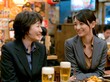 © Jumpei - 仕事帰りの人ビジネス女性二人が居酒屋でビールを飲みながら楽しい会話