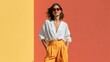 © imstock - Una mujer posa para una promoción de ropa de verano
