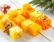 © theshooter - Brochetas tropicales de frutas frescas con mango, piña, papaya y maracuyá en primer plano gastronómico sobre fondo blanco, alimentacion saludable, colorida y refrescante para verano