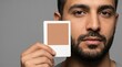 © TaruHonu - Hombre sosteniendo una tarjeta de calibración de color para fotografía