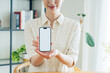© pain au chocolat - スマホをおすすめする若い女性