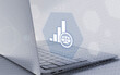 © sh99 - Diese professionelle Grafik zeigt ein Laptop mit einer digitalen Projektion, welche ein Balkendiagramm und das Justiz-Symbol der Waage kombiniert. Ideal für Konzepte zu Recht, Justiz und Finanzen.