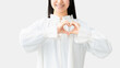 © Trickster* - 手でハートマークを作る女性, Woman Making a Heart Shape with Her Hands