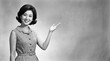 © Stingray_Japan - 昭和の日本人女性：昭和40年代のテレビコマーシャル風に案内する、レトロな服を着た20代日本人女性のモノクロバストアップポートレート