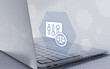 © sh99 - Diese abstrakte Grafik zeigt einen modernen Laptop mit einer digitalen Projektion, die eine Waagschale und Regler darstellt. Sie versinnbildlicht die technologische Regulierung von Recht.