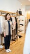 © 若石歌人 - アパレルショップで接客する女性スタッフと買い物を楽しむ女性客