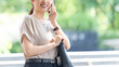 © Trickster* - 屋外でスマートフォンで通話する女性・ビジネスウーマン, Businesswoman Talking on a Smartphone Outdoors