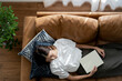 © arc image gallery - ソファーで居眠りする40代日本人女性