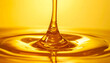 © geschmacksRaum® - Abstrakte Kosmetik-Makroaufnahme eines glänzenden bernsteinfarbenen Retinol-Öltröpfchens, das in reichhaltiges, durchscheinendes, goldenes Gesichtsolöl eintaucht, fließende Welle