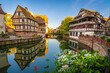 © HJBC - Maisons à colombages traditionnelles au bord de la rivière Ill, dans le quartier pittoresque et touristique de la Petite France, à Strasbourg, France