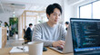 © Blue Studio - プログラミングや開発業務をする男性システムエンジニア・SE