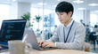 © Blue Studio - プログラミングや開発業務をする男性システムエンジニア・SE