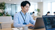 © Blue Studio - プログラミングや開発業務をする男性システムエンジニア・SE