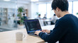 © Blue Studio - プログラミングや開発業務をする男性システムエンジニア・SE