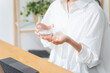 © metamorworks - 薬を飲む女性。医薬品、サプリメント、常備薬、錠剤、ジェネリック、ビタミン剤、風邪薬、頭痛薬、便秘薬