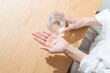 © metamorworks - 薬を飲む女性。医薬品、サプリメント、常備薬、ジェネリック