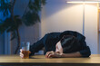 © metamorworks - 暗い部屋で酔い潰れる女性。お酒、ショック、がっかり、落ち込む、やけ酒、酔う、アルコール、居酒屋