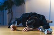 © metamorworks - 暗い部屋で酔い潰れる女性。お酒、ショック、がっかり、落ち込む、やけ酒、酔う、アルコール、居酒屋