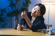 © metamorworks - お酒を飲んで文句を言う女性。お酒、ビール、居酒屋、絡む、愚痴、くだを巻く、酔っ払い、迷惑