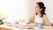 © 歌人 おてんと - 明るい笑顔で勉強する女性