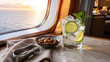 © captain_pabloo - Orzeźwiający mojito z limonką przy oknie na morze