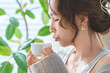 © buritora - リビングでモーニングコーヒー,ホットドリンク,スープを飲むおしゃれなアジア人女性