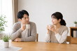 © AiPhoto - 温かい飲み物で休む夫婦の寒暖差ケア