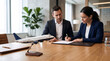 © InoStudiox - Signature d'un Contrat avec Avion Miniature sur un Bureau