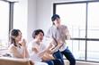 © maroke - 家でスポーツの試合を観戦する若い男女