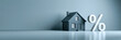 © Olga Ко - 3D-Modell eines Hauses mit einem großen weißen Prozentzeichen auf hellblauem Hintergrund. Konzept für Immobilienfinanzierung, Hypothekenzinsen und Hauskauf. Breites Banner mit Kopierraum