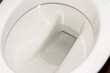 © Tobias - WC im modernen Bad – Keramiktoilette mit minimalistischem Design