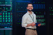 © Zamrznuti tonovi - It expert smiling in data center managing cloud computing infrastructure and digital network operations
