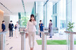 © maroke - 落ち込んだ気持ちでオフィス出社する女性