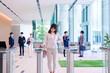 © maroke - 落ち込んだ気持ちでオフィス出社する女性