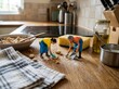 © milanchikov - Figuras en una cocina limpia con alimentos esparcidos y utensilios para recoger en la mesa