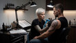 © Ano - Eine erfahrene Tätowiererin erstellt in einem stilvollen Tattoo-Studio ein geometrisches Tattoo auf der Schulter eines Kunden. KI Generiert