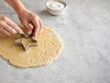 © Serjio - Creación de galletas con forma de estrella en una mesa de cocina durante la preparación de una receta