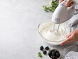 © Serjio - Preparar crema con batidora y moras en una cocina