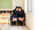 © キャラメルhanabi - ひそひそ話（内緒の話）をしている女子生徒たち２人のイメージ　日本人の学校生活