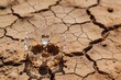 © Mimi  - Ein einziger Wassertropfen bricht auf ausgetrockneter Erde, Makro