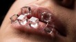 © TaruHonu - Minimalismo surreal cubos de cristal sobre labios femeninos