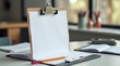 © Leonardo - Portapapeles con una plantilla de planificación de clases en blanco sobre el escritorio moderno de un profesor; material de papelería organizado