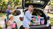 © Юлия Падина - Family packing car for beach trip