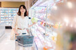 © maroke - スーパーで買い物をする女性
