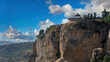 © David Andres - Vista alejada del mirador de La Sevillana en la villa de Ronda, Andalucía, España. Cielo editado