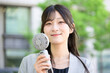 © Yamatatsu - ハンディファンを使う日本人女性