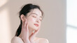 © Designer's Stockroom - 透明感とツヤのある美しい白い肌の女性。 美容、スキンケア、素材