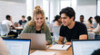 © InoStudiox - Deux étudiants travaillant ensemble sur un ordinateur dans un espace universitaire