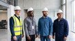 © InoStudiox - Équipe multiculturelle de professionnels du bâtiment portant des casques